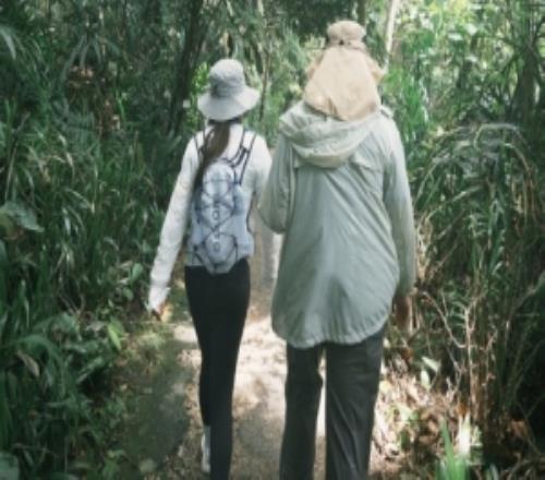 主持人餘霜分享生活照片：走兩步