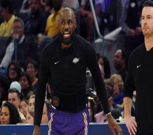詹姆斯在雷迪克“失败者”的玩笑后,开玩笑说湖人队“处境艰难”