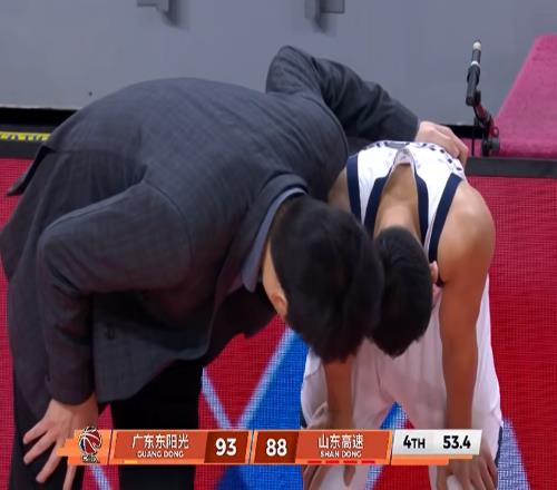 CBA溫馨1幕！邱彪安慰6投0中的高詩巖，只有鼓勵，沒有指責