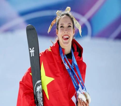 谷爱凌夺金后突闻噩耗，泪洒发布会！