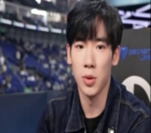 S15賽事現(xiàn)場：體操運動員張博恒為LPL和TES加油！