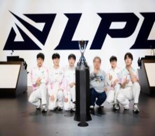 最暖心合照！BLG全員為矮小觀眾蹲下，粉絲：從西安趕來值了