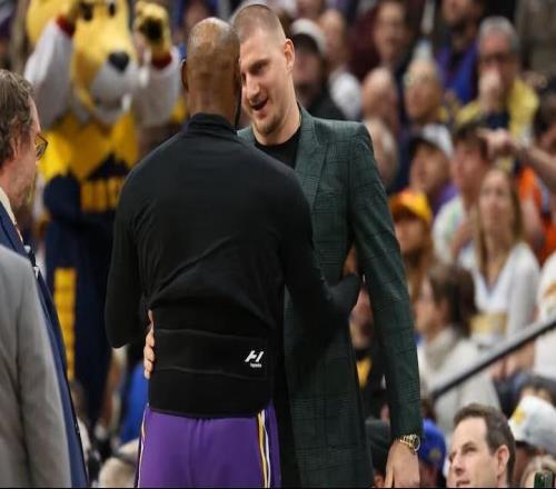 詹姆斯:约基奇是最伟大球员之一,我需要拥抱他表达我的敬意