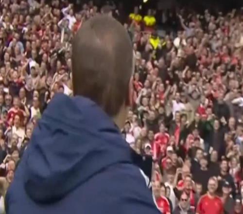 执教森林英超首胜+赢下关键战，佩雷拉赛后与球迷疯狂庆祝