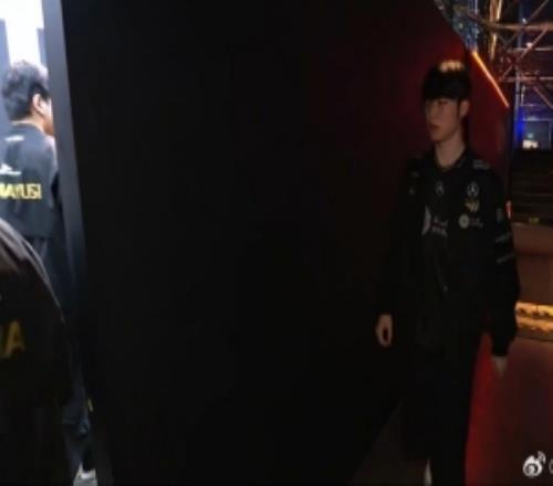 涵艺：Faker这沙皇真猛啊这怎么和我最近看的沙皇不太一样