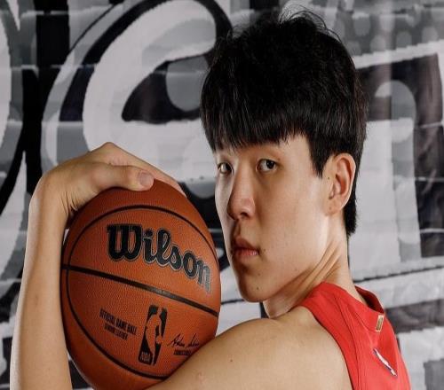 挑战外星人!文班高一尺,库里高一丈!给点阳光,给点时间,小杨也能灿烂一下的