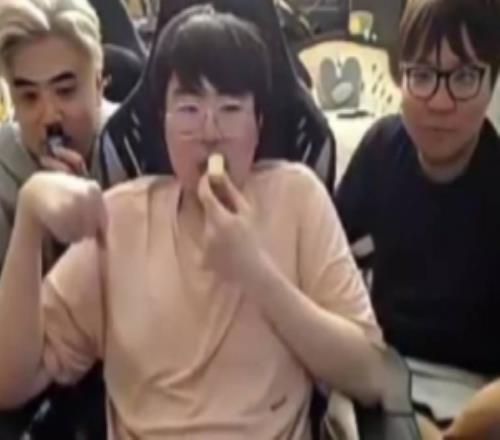 姿态问朱开当年什么身份混进IG朱开:当时说教练挺不正规的!