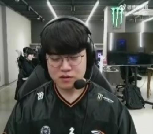 双C有人没得吃!Zeka自称很饿Gumayusi:刚吃了两个汉堡很饱