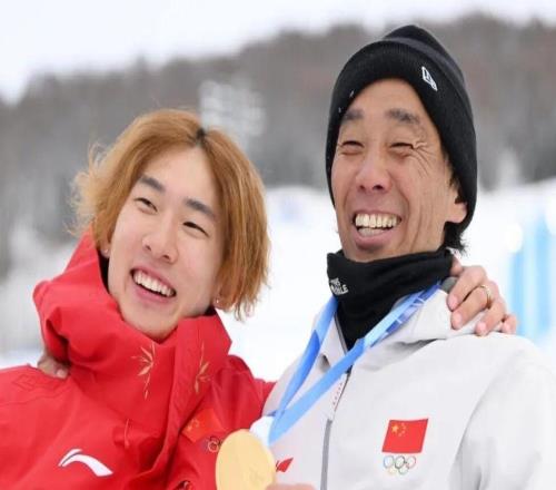 蘇翊鳴和他背後的日本教練