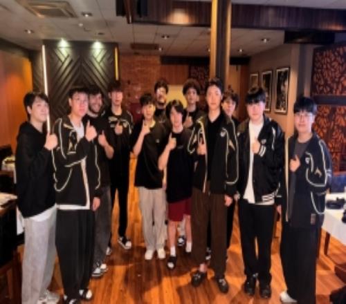 LOUD分享照片：和GEN选手们一起聚餐