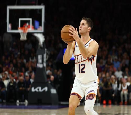 年薪仅230万!太阳奇兵6战场均19+5效率封神,球迷:比布克硬多了