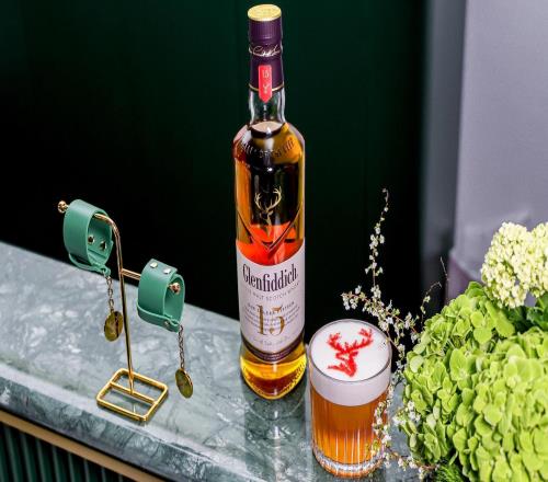 格兰菲迪携手阿斯顿马丁一级方程式车队，诠释“超越传奇”