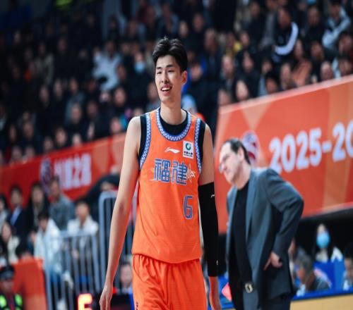 召進(jìn)國(guó)家隊(duì)！三分9中5砍21+5+3斷，球迷：這不比張鎮(zhèn)麟強(qiáng)