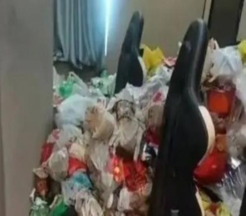 一电竞酒店退房后画面“不堪入目”垃圾堆积超1米耗时三天清理所有垃圾