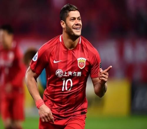 上港中锋位置有望迎来新援助阵，，，已随着俱乐部冬训，，，踢过亚冠主力