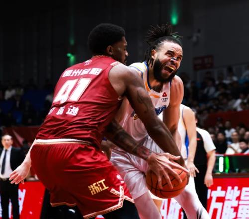 17分鐘5失誤，得11分在場(chǎng)輸14分，球迷：真把自己當(dāng)字母哥了