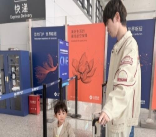 糖小幽晒与Doinb带娃照:在成都咯