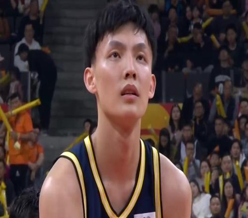 广东半场领先1分！胡明轩13+4吐气扬眉，萨林杰摆烂，内线被打爆