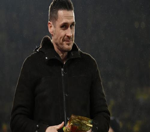 童趣,德天空送给多特体育总监凯尔两包小熊软糖当作生日礼物