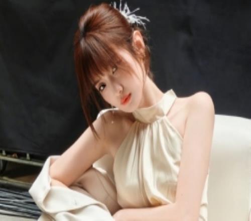 主持人夏安晒照：俺们这种一面无表情看着就凶巴巴的人belike