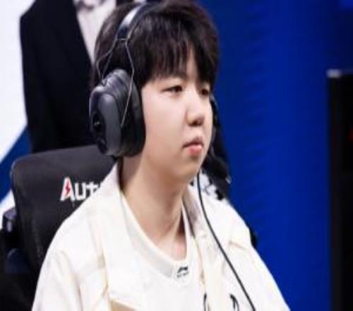 是否要輪換RookieiG中單Renard狀態低迷接連被XiaohuKnight壓製