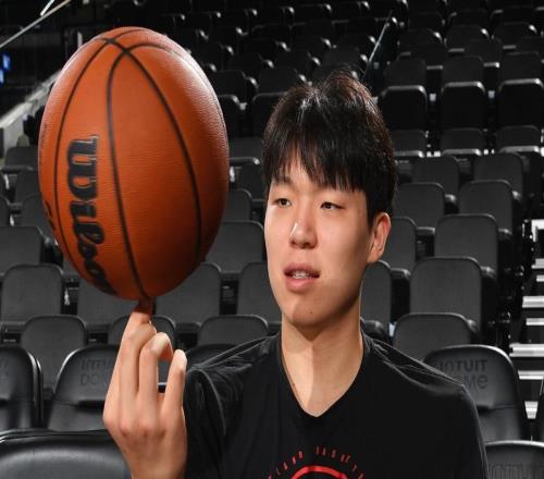 杨瀚森面对快船得到2分，NBA生涯总得分来到6分追平孙悦