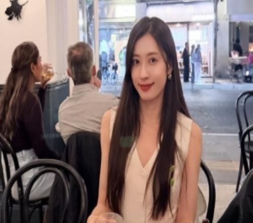 主持人张小薇晒照:吃顿漂亮饭