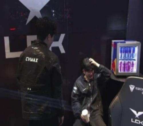 這是咋了DK第三局獲勝后輔助Career場(chǎng)間在教練CvMax面前失聲痛哭