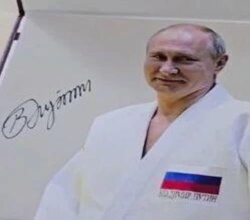 普京觀摩青少年花滑運動員訓練送簽名照