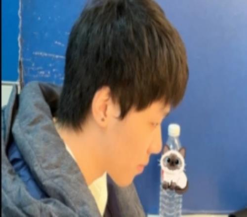 即將對戰IG，BLG分享選手賽前在休息室視頻：補充熱量ing