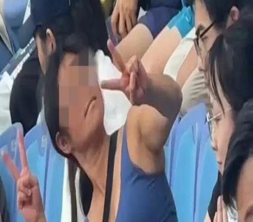 上海網球大師賽一球迷被抬出場，警方通報：謝某某女，46歲酒後嚴重擾亂賽場秩序，已被行政處罰