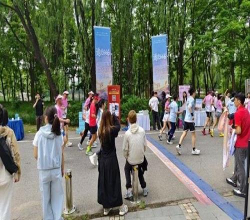 一根绳子，六道光一场让视障跑者被“看见”的六天六马挑战