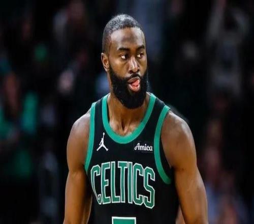 太横了,杰伦布朗战快船26中18砍50分平生涯纪录,三分10中6