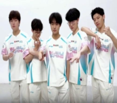 BLG發布定妝照拍攝花絮：合照花絮來點會動的喵