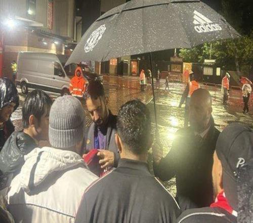 敬業！阿莫林賽后冒雨為球迷簽名并合影