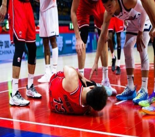 32岁撕裂前叉,郭艾伦如何应对命运的又一次嘲弄