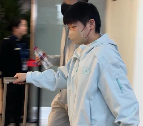 国乒凯旋曝光！王楚钦彰显自信，孙颖莎飒爽，回成都备战世乒赛