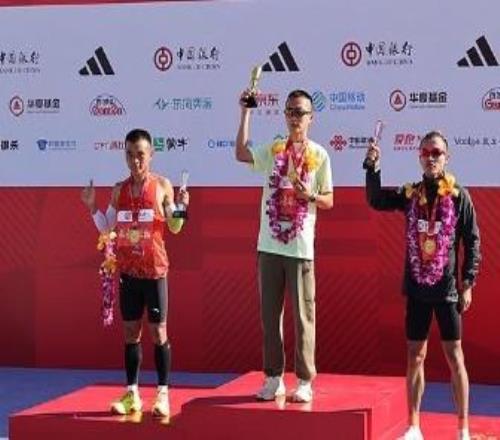 最快美術(shù)生，李大林2小時11分26秒獲得北馬國內(nèi)男子組冠軍