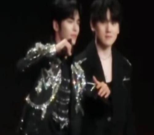 看得出来很局促了微博之夜JKL面对表演想模仿有点手足无措