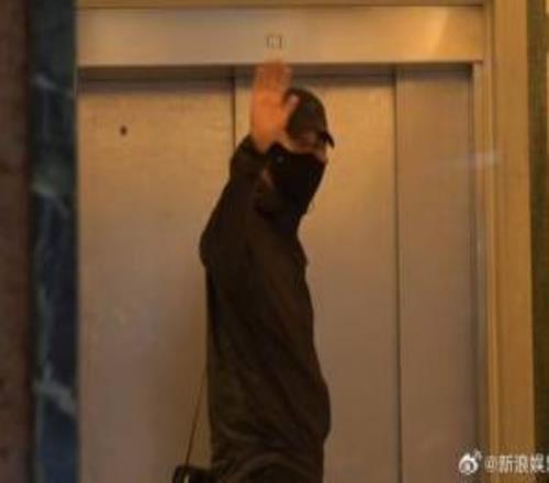 周润发看望许绍雄的照片曝光!身穿黑色衣服向记者挥手