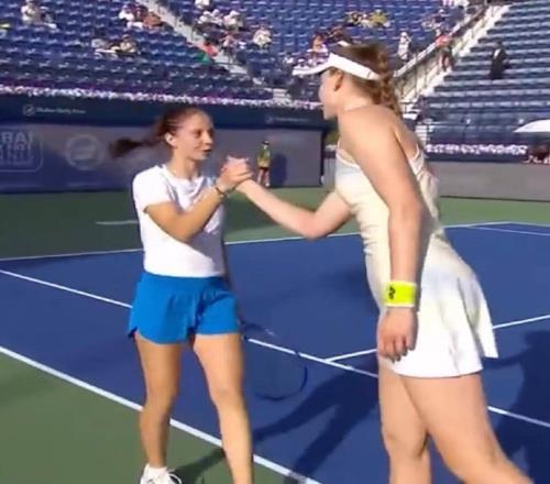 莱巴金娜因病退赛无缘八强,巴多萨因退赛遭网暴忍无可忍发文怒怼