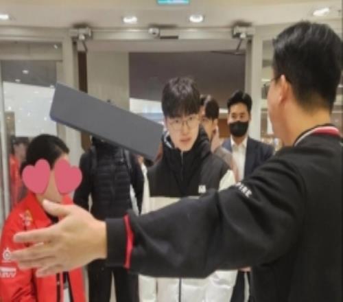 韩国网友晒照T1.FakerOner参加活动:返图