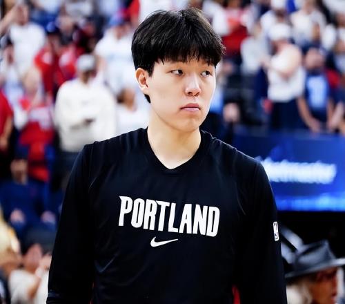 两战轰29分22板7助2断4帽!杨瀚森不辱使命,开拓者宣布新决定