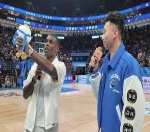 法比奥现身首钢男篮主场观赛,中场休息时带领观众为球队加油