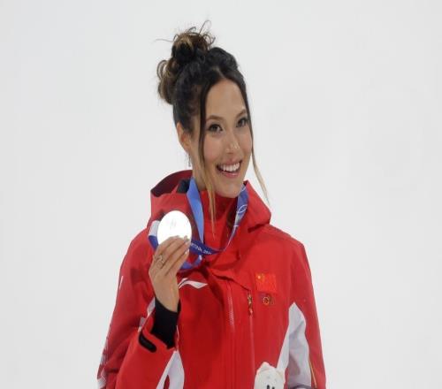 体坛联播巴萨1比2赫罗纳让出榜首，谷爱凌大跳台再摘一银