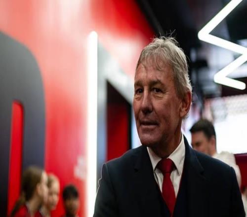 郵報：卡裏克邀請羅布森到卡靈頓觀看訓練，後者二月已曾來訪