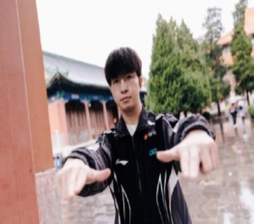 圈内人:jd准备先确保抢到galawb在抢elk上比ig有优势