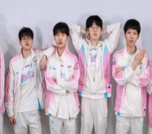 点谁呢BLG赛后分享选手合照：保持纪律性！