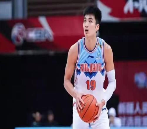 打不好就靠边站!43岁少帅动真格,将2名“嫡系”,移出轮换阵容