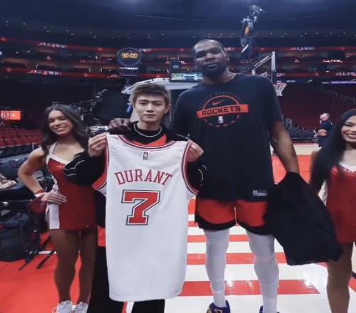 中国顶流任嘉伦见证!杜兰特1000场20+里程碑完胜小卡连32场20+